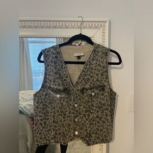 Universal Threads leopard vest